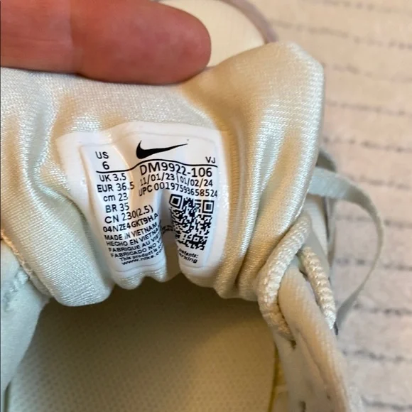 NIKE Women Beige and Cream Sneakers